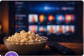 Popcorn och fjärrkontroll framför en TV-skärm